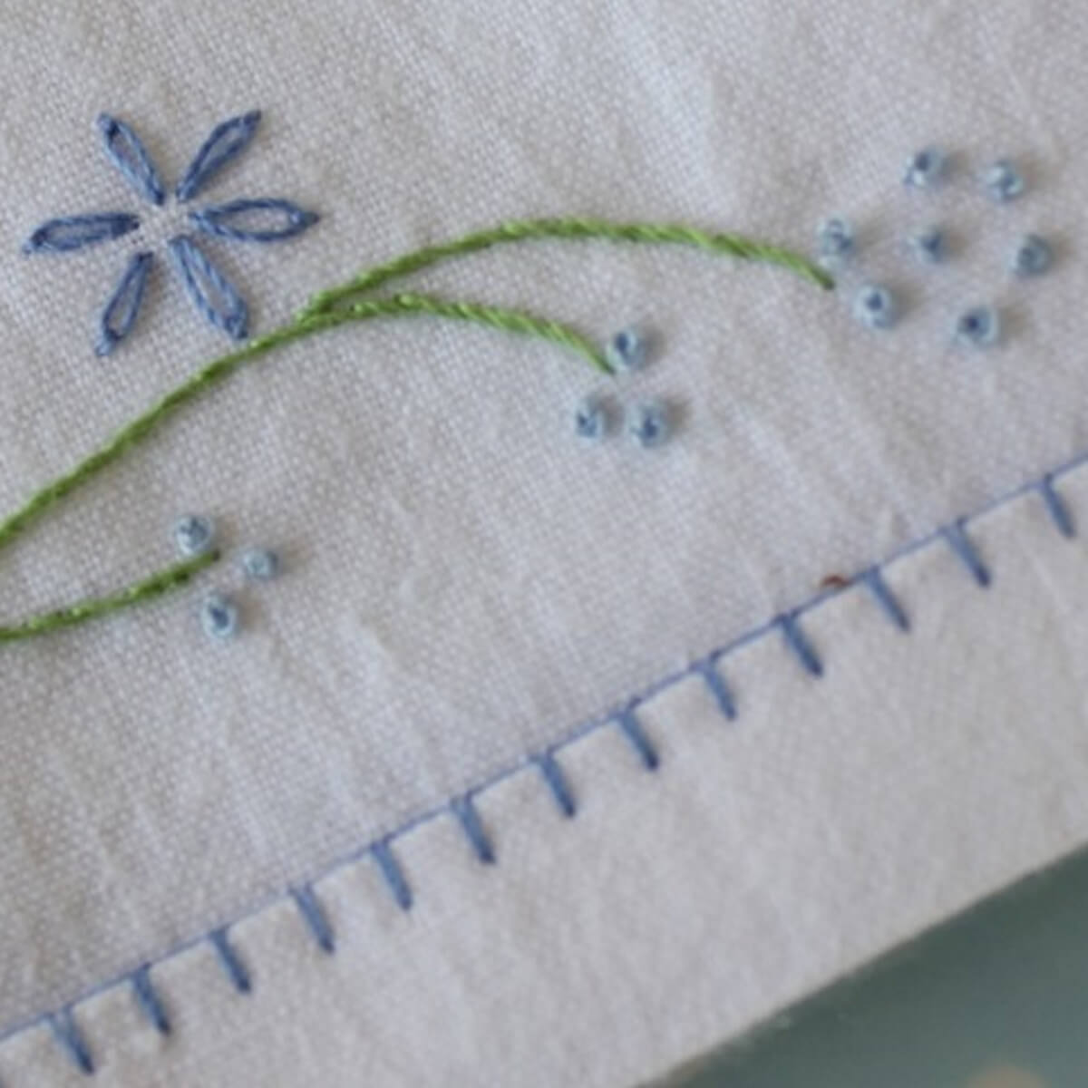 Stoffserviette mit feiner Stickerei